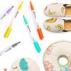 Ukázka vzorku Monami Fabric Marker Brush na textilu, štětcový hrot, zářivé barvy